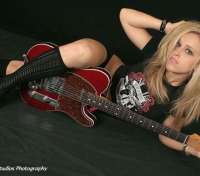Rubia Guitar Girl - thumbnail